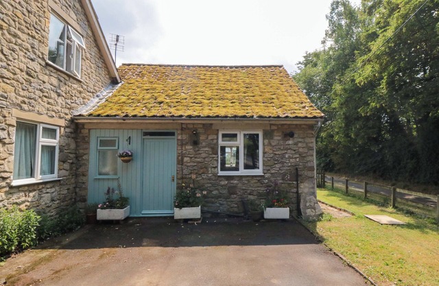 WALNUT COTTAGE, romantic, with a garden in Helmsley