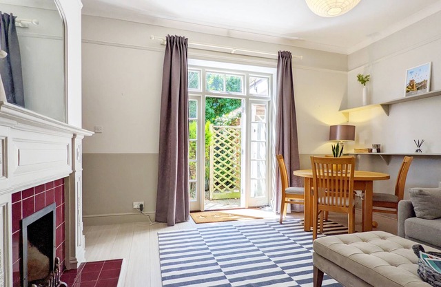 Walton House - Bosham - a flat that sleeps 4 guests in 2 bedrooms