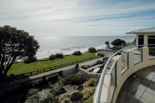 Wanaka Beachouse - stay next to the sand
