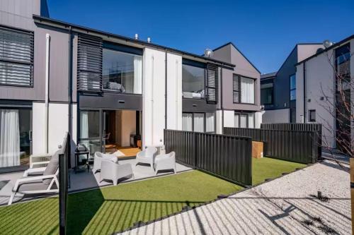 Wanaka Getaway - Bright 2-Bed Apartment
