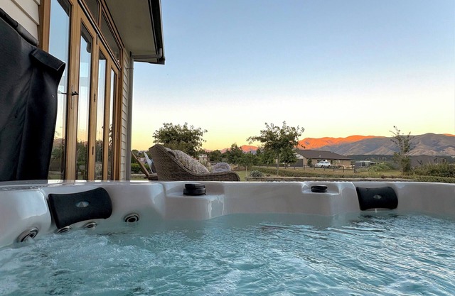 Wanaka winter luxury, hot tub & mountain views