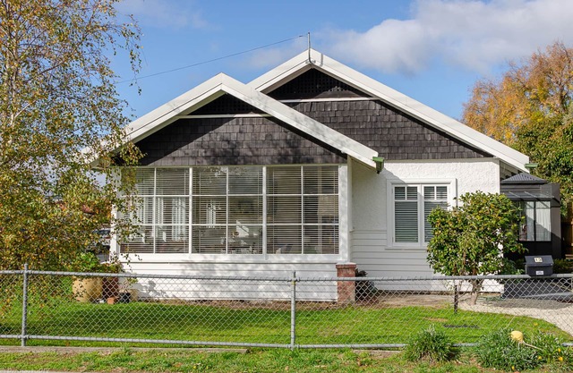 Wanderhaven- Restored 100 years old cottage with golf and river views