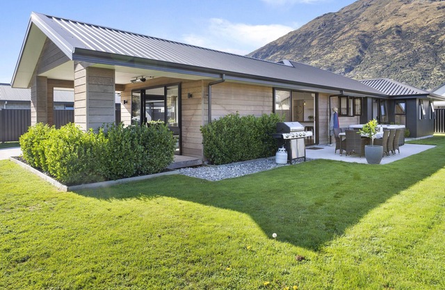 Wanderlust - Queenstown Holiday Home