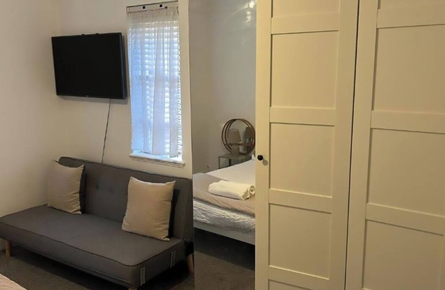 Wandsworth, South London Deluxe King Room T3