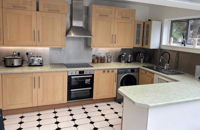 Wandsworth, South London Deluxe King Room T4