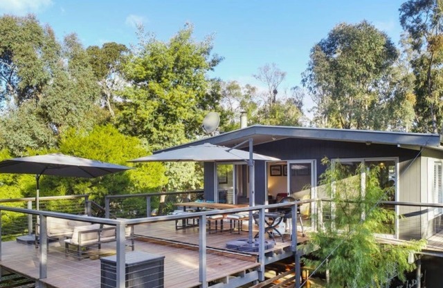 Wanyiora, located just metres from the shoreline of stunning Lake Eildon.