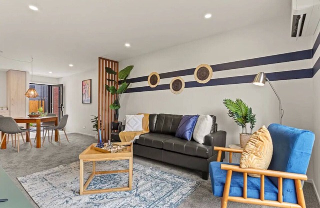 Warm and Bright 2 Bed Townhouse