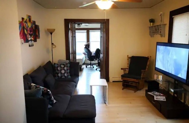 Warm And Cozy 2BR Upper - Near Brewers and Statefair