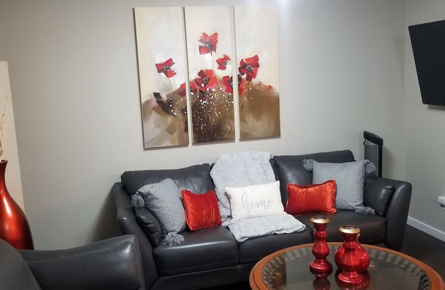 Warm and cozy 2master bedrooms with free parking ,internet &close to the airport