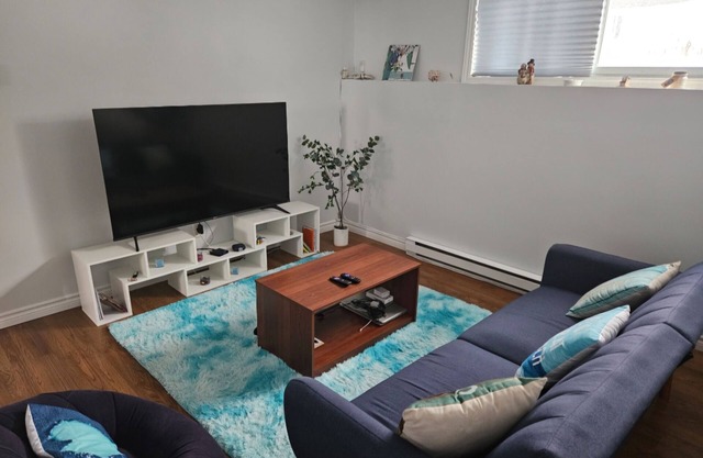Warm and Cozy Home near Airport, University, downtown and Town center