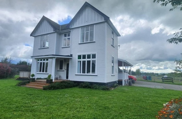 Warm and welcoming, private one bedroom on a lifestyle property.