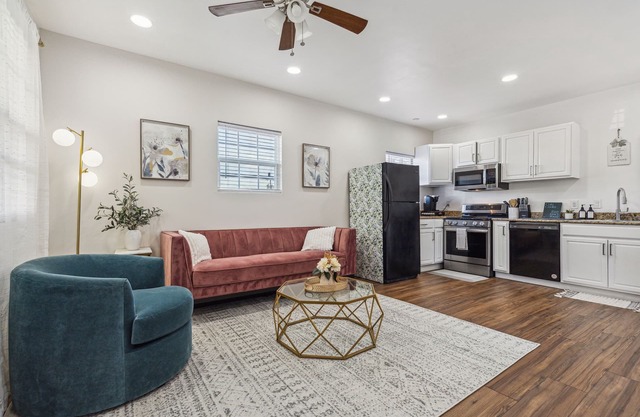Warm & Cozy 2BR/1BA, 5 minutes to White Rock Lake!