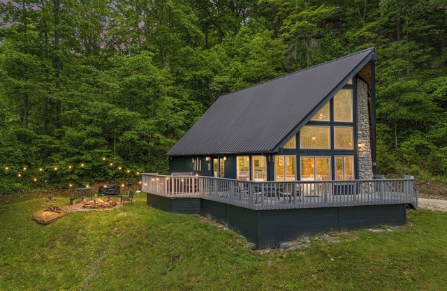 Warm & Cozy Red River Gorge A-Frame with Hot Tub and EV charger