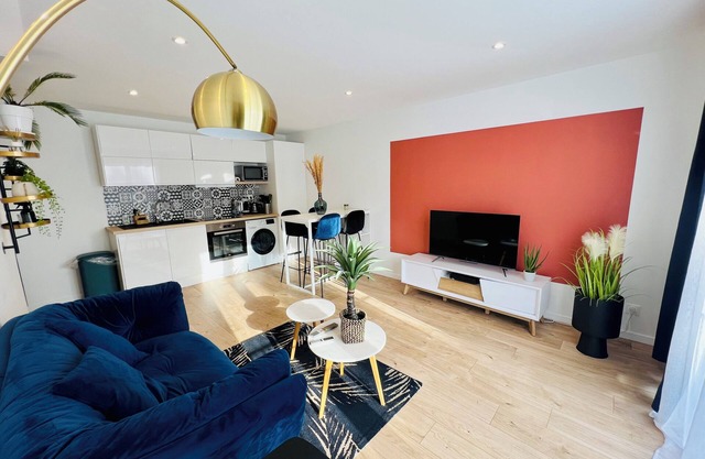 Warm, modern cocoon 5 minutes from the center