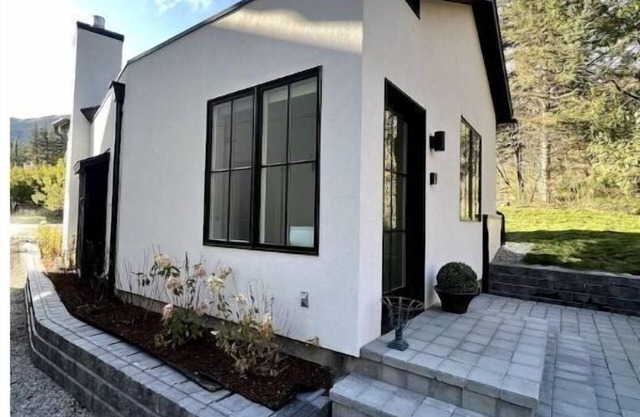 Warm Springs Chalet - luxe mountain. retreat. Close to skiing, hiking & biking.