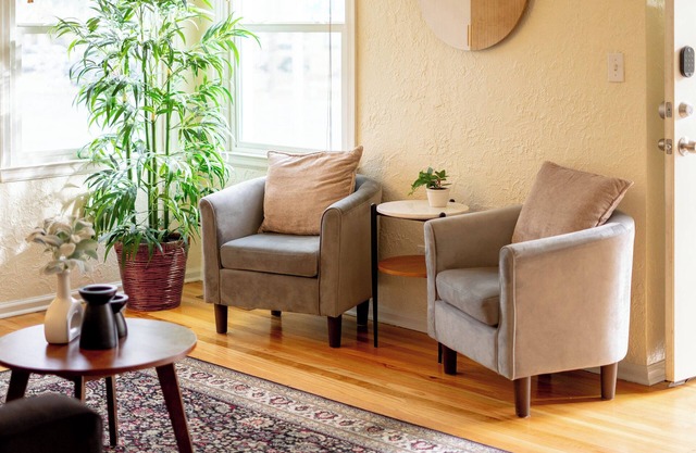 ★Warm, stylish 2 bdrm near downtown & airport★