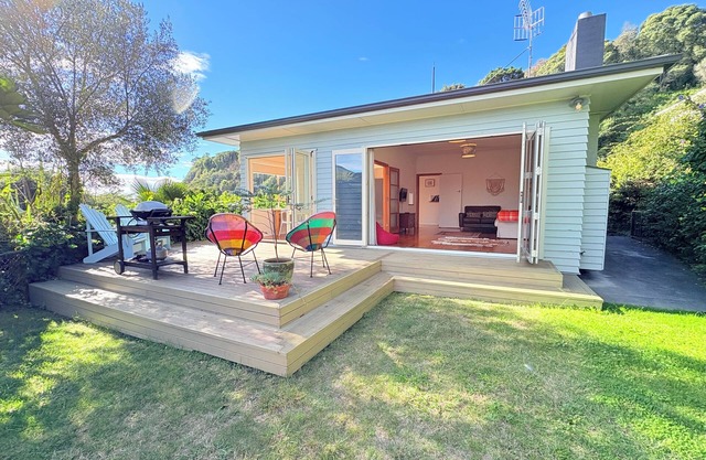 Warm & Sunny Bungalow Overlooking Vibrant Ahuriri Village. Perfect for families.