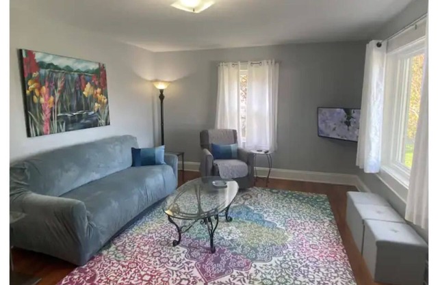 Two Bedroom, 1 bath house. Sidewalks to restaurants & grocery stores.
