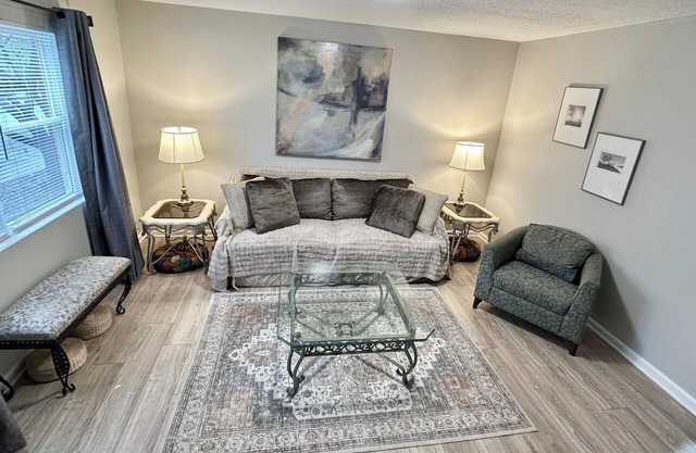 Beautiful 2 Bedroom/1.5 Bath Newly Remodeled & Very Comfortable w/2 Smart TVs
