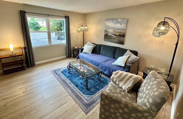 Very Clean & Comfortable, King & Queen Beds & 2 Smart TVs in NE Hickory, NC
