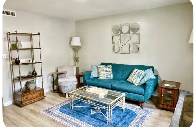 2 Bedrooms, Queen beds, 1.5 Baths, Tub-Shower, Smart TV, Full Size Washer Dryer
