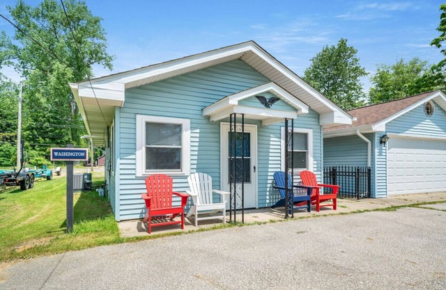 Washington Cottage by Paw Paw Lake