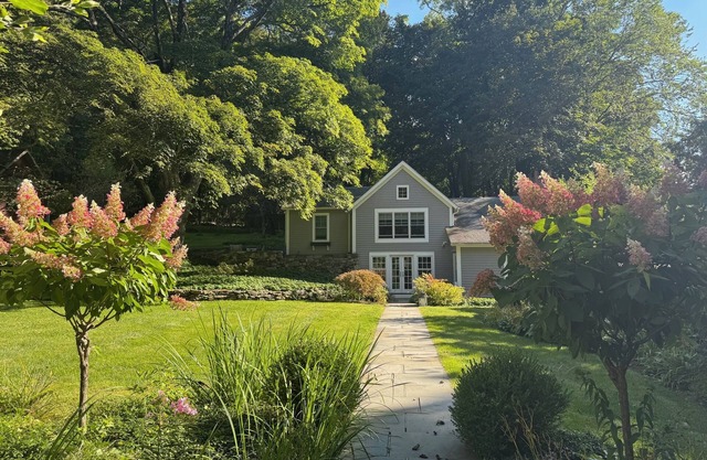 Cozy jewel in Washington, CT! Charming Main House with separate Cottage