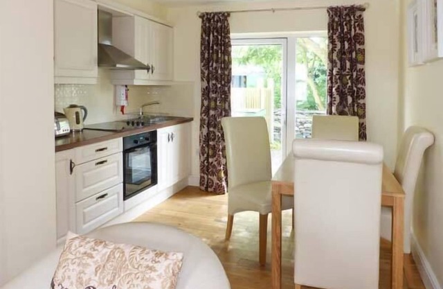 WATCH HOUSE COTTAGE, pet friendly in Knightstown, County Kerry