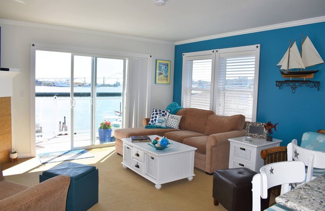 Perfect Romantic Get-A-Way! Fireplace, View, Cozy, Elevator, Priced Right!