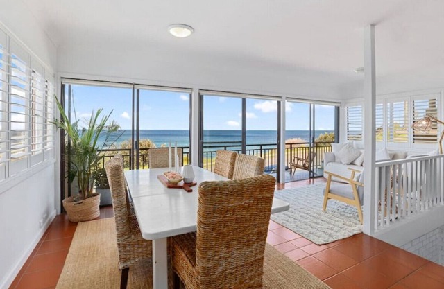 Watch whales, Walk to Beach, Stylish Home w/t Spa
