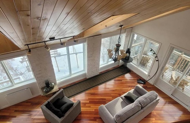 Water Front / 1.5 KM from the Massif / SPA & View!