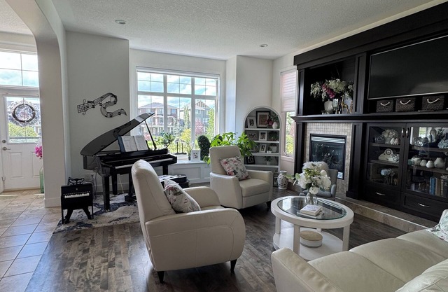 Water Front 2-Story Luxury furnished home in Airdrie! 15min from CalgaryAirport.