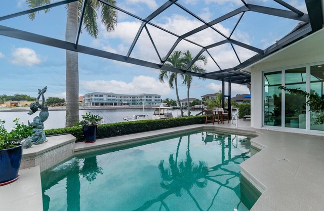 Water Front -3 Bedroom- 2 Bathroom with Pool