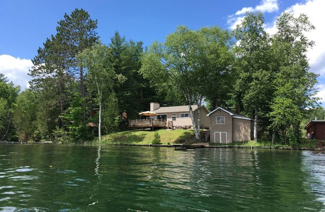 Cabaña frente al agua en el hermoso lago West Bass, capacidad para 6 personas, nadar, pescar, barco