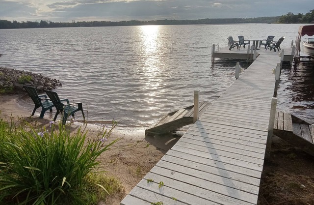 Water front cabin with sandy beach, sandy swim area. No stairs to lake.
