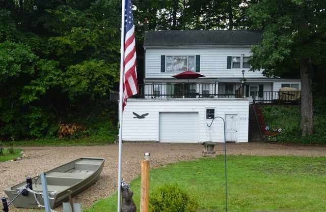 Casa frente al agua en el lago Kelsey