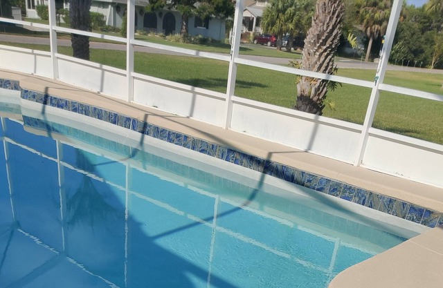 Casa frente al canal con piscina y elevador de botes