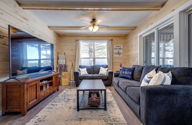 Water Front, Indoor Hot Tub, Outdoor Sauna, Perfect Holiday Escape.
