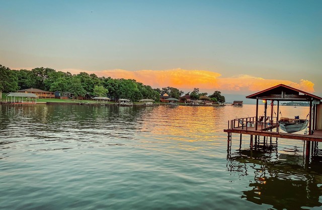 Water Front Lake Cabin Pet Friendly and FREE Paddle Boat and Kayaks!