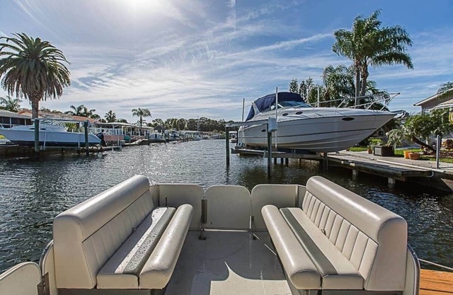 Water Front n Gulf Harbor with Pontoon Boat, access to Gulf & Heated Pool
