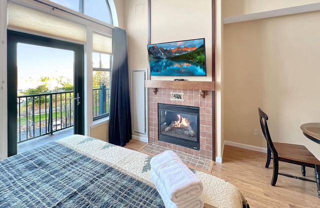 Water Park (Next Door) Pool Hot Tubs Sauna Gym Deck Distant Mountain Views #419