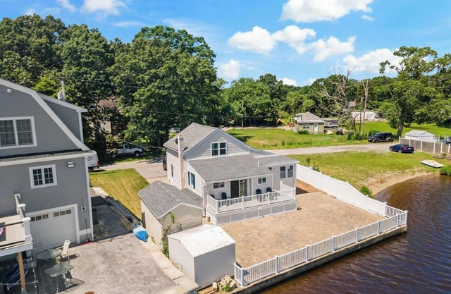 Water's Edge Cottage Experience serenity at our sweet, tranquil waterfront home!