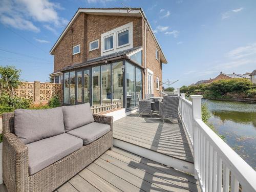 Water's Edge Holiday Home