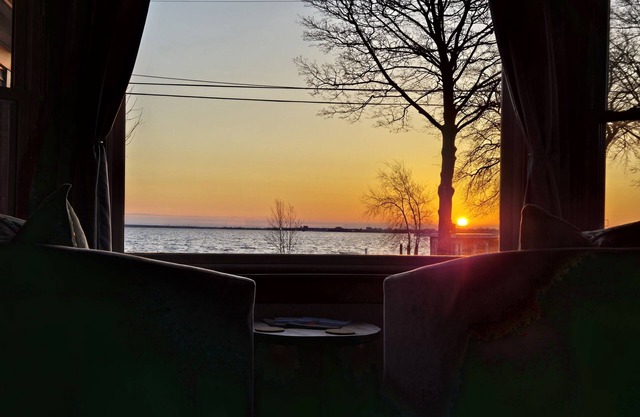 Water's Edge tranquil getaway near two lakes