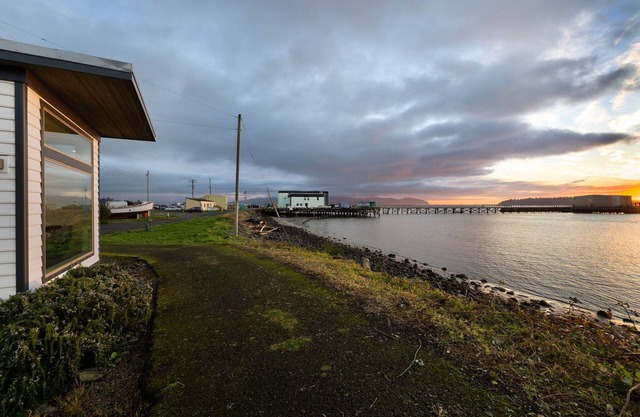 Water & Sunset Views-with AC, WiFi in Garibaldi