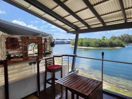 Water View. 1bedroom Sleeps 2. WI-FI, Wash Machine
