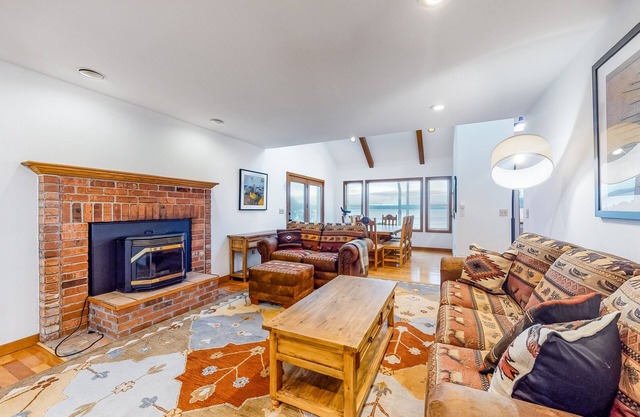 Water-view dog-friendly home with Squamish Harbor view & beach access