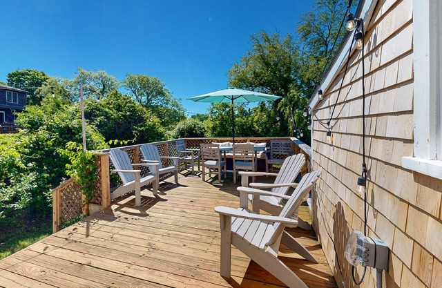 Water-view home in great location with spacious backyard, grill, kayaks, dogs OK