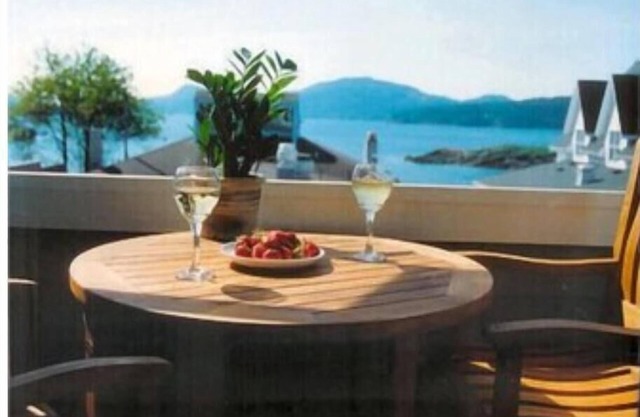 Water View! Luxury Starboard Suite-- walk to cafes, shops, galleries & beaches.