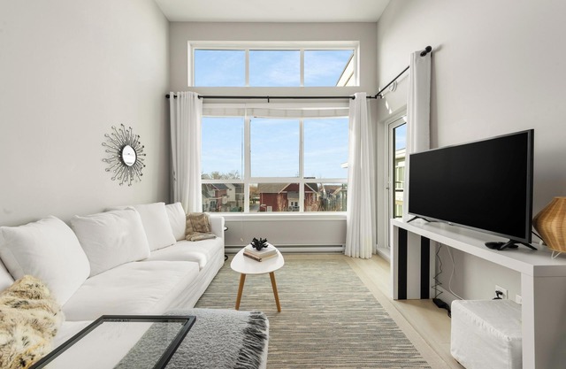 Water View Penthouse Tsawwassen Mills/2bd/bth !